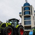 Više od 300 poljoprivrednika protestovalo ispred sedišta vlade u Berlinu