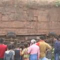 Autobus upao u jamu: Teška nesreća: Najmanje 12 poginulih i 14 povređenih u Indiji (video)