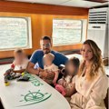 (Foto): Nikola Rokvić se nakon mesec dana pešačenja vraća u Srbiju Pevač se sa suprugom i decom slikao na brodu: "Idemo…