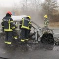 U Beogradu se zapalio auto tokom vožnje Vatrogasci spasili roditelje i bebu