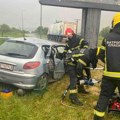 Suvozač ostao zarobljen u automobilu! Stravična nesreća u Kragujevcu: Vatrogasci stigli brzo i spasli ga, morali da seku…