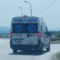 Stavio sina na električni trotinet pa se zakucali u auto: Saobraćajna nesreća u Železniku, obojicu odvezla Hitna pomoć