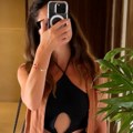 Ovakav kupaći do sada niko nije nosio: Sanja Marinković se snimala, prorezi u obliku cveta preko celog stomaka: "Kako tako da…