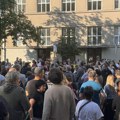 Protest zbog odmazde nad prosvetnim radnicima: Roditelji, nastavnici i učenici se okupili ispred Pete beogradske gimnazije