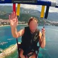 "Hoću nazad! Spustite me, molim vas!" Pojavio se ceo snimak parasejling vožnje pre nego što se Tijana (19) otkačila i…