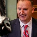 Političar na Kosovu udario prolaznika jer ga je nazvao "lažovom" dok je davao intervju