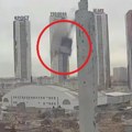 Udar izbacio masu betona i blata u vazduh Objavljen jeziv snimak nesreće prilikom rušenja objekta, ima povređenih (video)