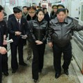 Kim Džong Un testirao pištolje u fabrici municije uz prisustvo ćerke Džu Ae