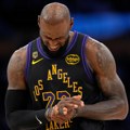(VIDEO) Kao mladić: Lebron i Lejkersi opet slavili bez Dončića