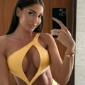 Kao boginja! Žena našeg pevača oduzima dah: Pozirala u kupaćem kostimu, pokazala bujni dekolte i ravan stomak