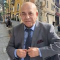 Hasan Dudić uslikan sam na klupi na Dorćolu: Pogled prikovan za telefon, misli ko zna gde su mu (foto)