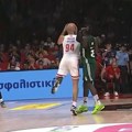 (VIDEO) Ovo je faul zbog kog se zapalila Atina u sredu