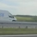 Vozači jure u kontrasmeru zbog požara kod Šimanovaca: Opasna situacija na auto-putu Novi Sad - Beograd (video)