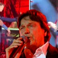 "Desingerica stajl": Zdravko Čolić polivao publiku vodom, pa flašicu šutnuo nogom, nastao lom na koncertu