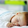 Zašto je spavanje na stomaku opasno za novorođene bebe