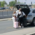 (Video) Emotivni susret na aerodromu: Muž sačekao voditeljku Aleksandru Jeftanović i ćerku, pao i poljubac - retko ga viđamo u…
