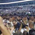 (Video) Pogledajte emotivan trenutak: Vučić uoči izlaska na binu u Areni poljubio ćerku Milicu