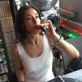 Zgodna američka novinarka posetila srpski restoran i probala rakiju i kajamak zbog Jokića: "Živeli Nikola"