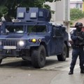 Oklopna vozila Rosu patroliraju kroz centar Severne Mitrovice