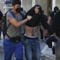 Grčka policija autobusom dovezla u sud 94 navijača umešana u nerede koji su doveli do ubistva: Građani im dobacivali da su…