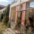 Malo selo kod Leskovca imalo Dom kulture: Sada je zaboravljen, kroz razbijene prozore promalja se rastinje