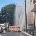 Voda na sve strane: Pukla cev u Beogradu, gejzir visok skoro četiri sprata (video)