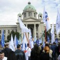 Javna sednica ispred Skupštine Srbije Sindikat zabrinut zbog niskih zarada