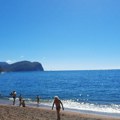 Vrelo u aprilu, kupači se baškare na plažama u Crnoj Gori i kažu - voda je odlična: Letnje slike sa primorja