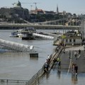 Vrh vodenog talasa stiže u Budimpeštu, još pet dana pojačane odbrane od poplava /video, foto/