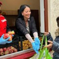 Na tanjiru slatkiši i voće: Bogatiji obroci Narodne kuhinje u Vršcu