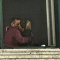 Javno uhvaćeni kako se ljube na prozoru: Glumica više ne skriva da je zaljubljena, nakon razvoda od Crnogorca pronašla…