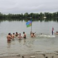 Romi iz sremske mitrovice tradicionalno proslavili đurđevdan: Okupali se u Savi pa veselje nastavili uz trubače (video)