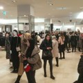 Amerikanka u beogradskom tržnom centru pokrala ženu, pa krenula u šoping sa njenom karticom, uhapšena da ne bi pobegla