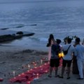 Okupili se na plaži i skockali za medalju očekujući prelepu prosidbu a onda je usledio šok - ljudi na mrežama plaču od smeha…