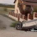 Jedna osoba poginula, druga povređena teška saobraćajka u selu Zablaće kod Čačka Vozilo se od siline udara prevrnulo na krov…