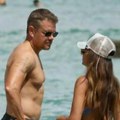 Slavni glumac isplovio jahtom pa pokazao svoje isklesane trbušnjake: Niko ne može da veruje kako bogovski izgleda u 6…