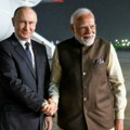 Modi poklonio Putinu kopiju drevnog hinduističkog teksta "Bagavad Gite" na ruskom