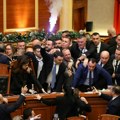 VIDEO: Tuča i baklje u albanskom parlamentu tokom glasanja za ombudsmana