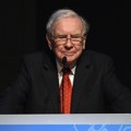 Buffett smanjuje udeo u Amazonu, ulaže u New York Times