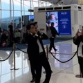 "Србија ускоро стиже до Токија" Сара снимком са аеродрома у Хонг Конгу расплакала Србе: Сви слушају коју песму Кинези изводе и…