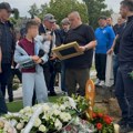 Dinu posle sahrane prišao nepoznati čovek, on se rasplakao kada mu je na grobu roditelja predao ovo