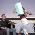 "Ti si, kao, nevina?": Sofi Rejn nasrnula na voditelja zbog ovog pitanja, pao sa stolice kad se zaletela (video)