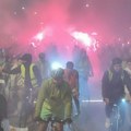 „Čuvari Ustava“ stigli u Leskovac, građani ih dočekali aplauzima i bakljama, Hubač poručio: Srbija pobeđuje