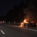 Vozač osetio vrelinu kod nogu, pa zaustavio automobil: Vozilo izgorelo pred tunelom Karavanke
