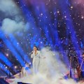Zablistala u belom: Treći stajling Aleksandre Prijović na koncertu obara sa nogu: Ovo se zove spektakl
