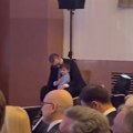 Ovaj dečak otrčao je predsedniku Vučiću u zagrljaj Snimljen je najdirljiviji trenutak sa konferencije (VIDEO)