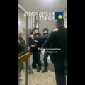 Iseljena porodica iz stana u Jagodini: Policija sprečila predstavnike DS da uđu u zgradu (VIDEO)