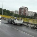 Zapalio se auto na nadvožnjaku u Zaječaru: Jeziv snimak, od vozila ostala samo olupina