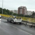 Запалио се ауто на надвожњаку у Зајечару: Језив снимак, од возила остала само олупина