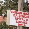 "Vredan momak za ženidbu"! U srpskom selu osvanula neobična tabla, nacrtali čak i strelicu ka kući mladoženje